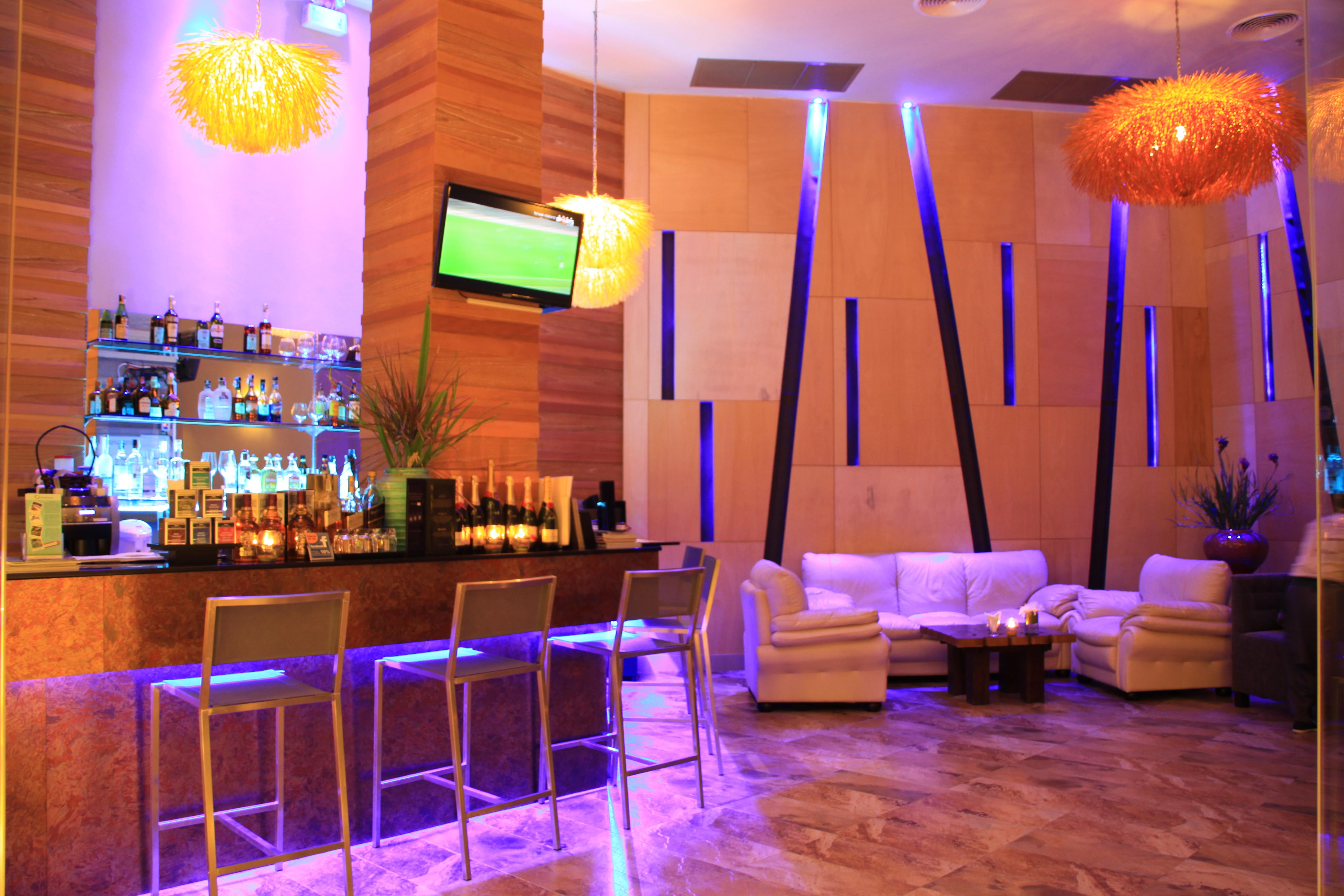 فندق كاليما ريزورت آند سبا Patong المظهر الخارجي الصورة The bar at the hotel