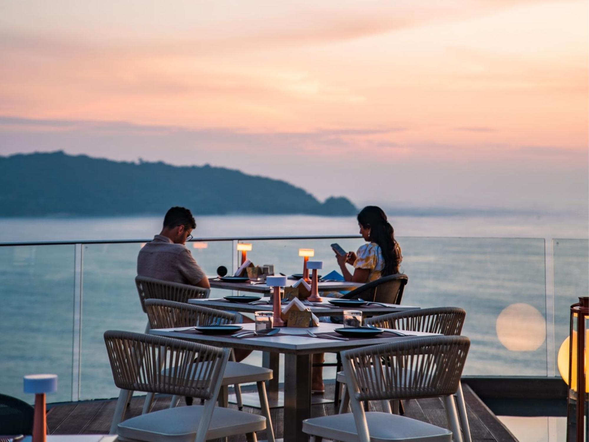 فندق كاليما ريزورت آند سبا Patong المظهر الخارجي الصورة Sunset at the restaurant