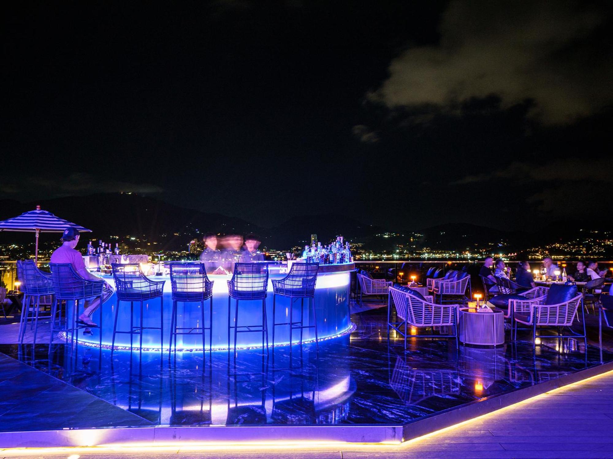 فندق كاليما ريزورت آند سبا Patong المظهر الخارجي الصورة Sky Bar at night