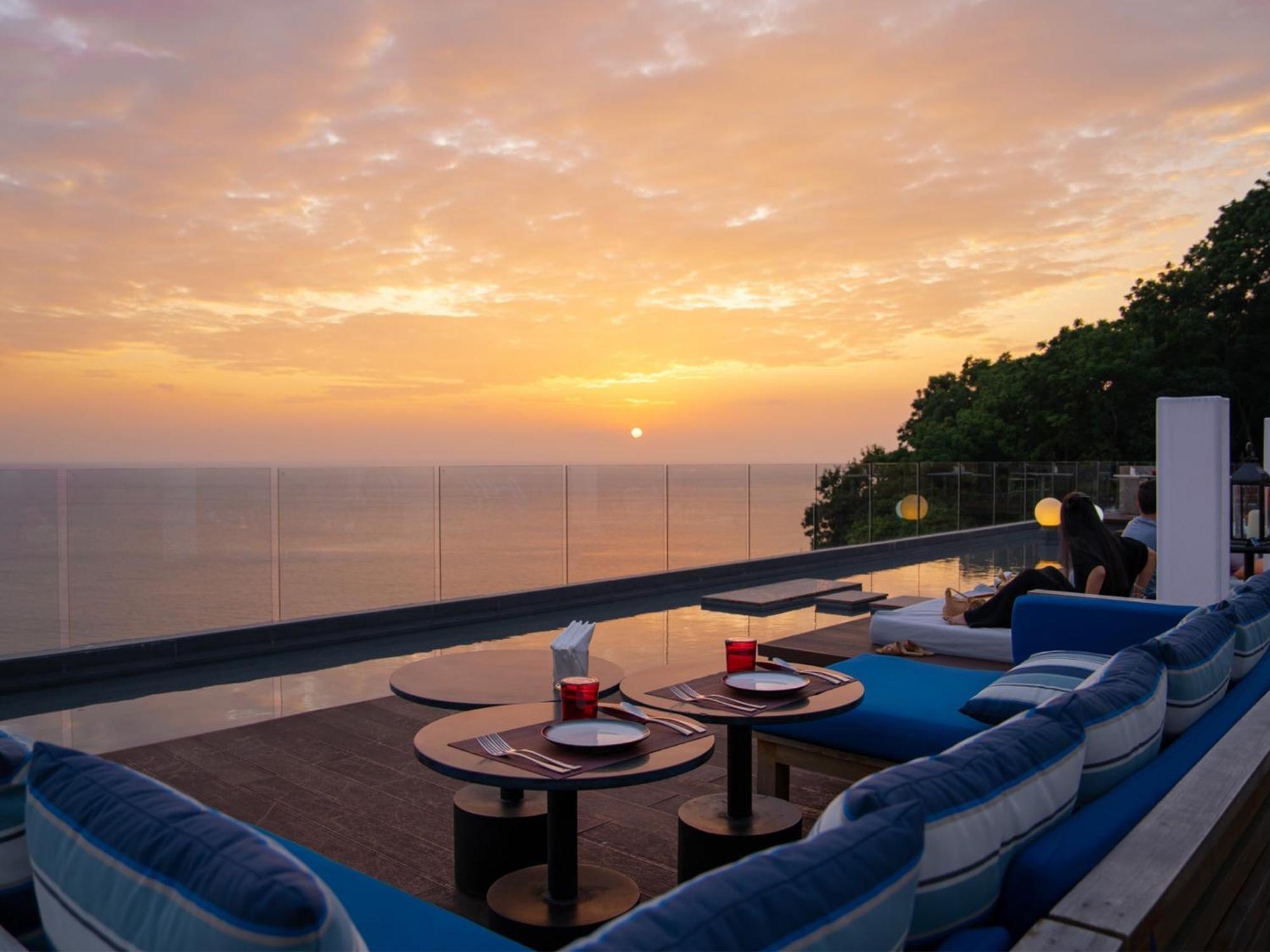 فندق كاليما ريزورت آند سبا Patong المظهر الخارجي الصورة Sunset at the rooftop bar