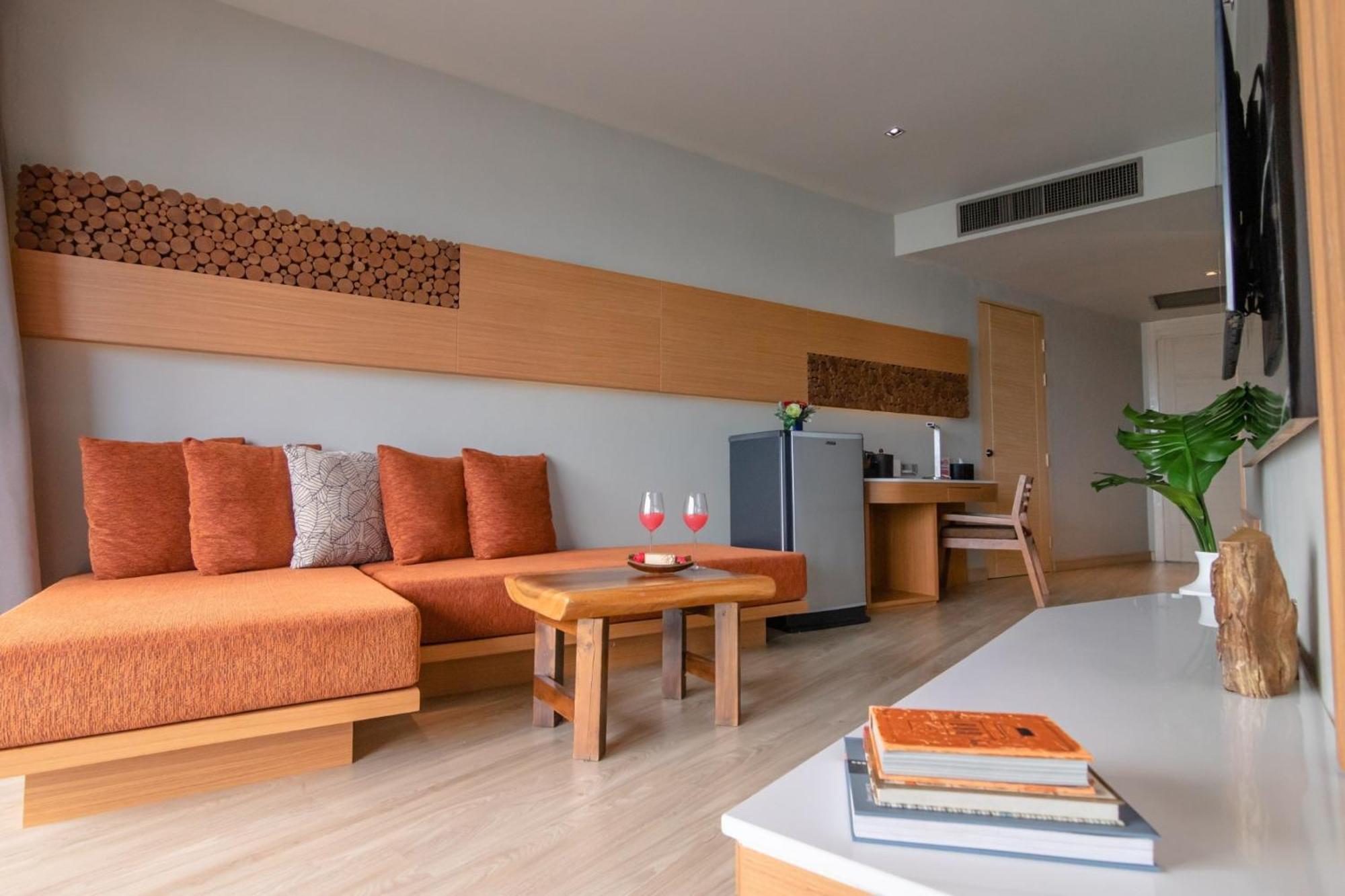 فندق كاليما ريزورت آند سبا Patong الغرفة الصورة A living room in a hotel